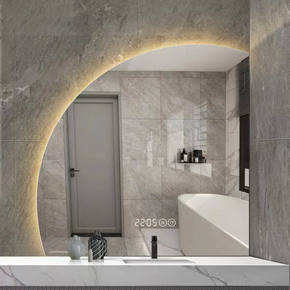 مرآة حائط عصرية بدون إطار بمستشعر LED بإضاءة نصف قمر للحمام بتصميم ذكي ومضاء